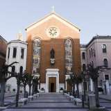 Su questo largo, accanto alla caserma Picca, sorge la chiesa di Sant�Antonio: l�edificio religioso pi� antico della citt� non compreso tra le mura di Bari Vecchia. Fu costruita nel 1627 con il nome di San Bernardino da Siena ma nel 1835 croll� a causa del forte terremoto del 1831...